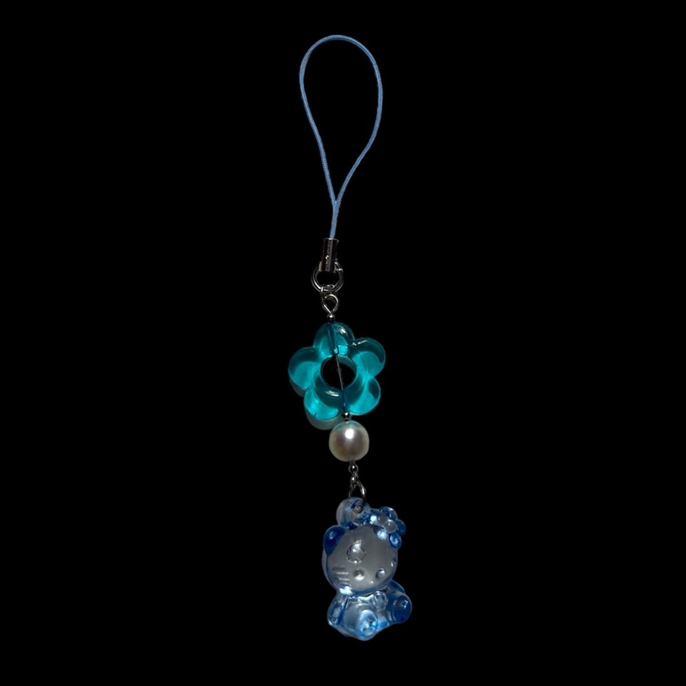 ☆Hello Kitty Charm☆ - Picture 2 of 4